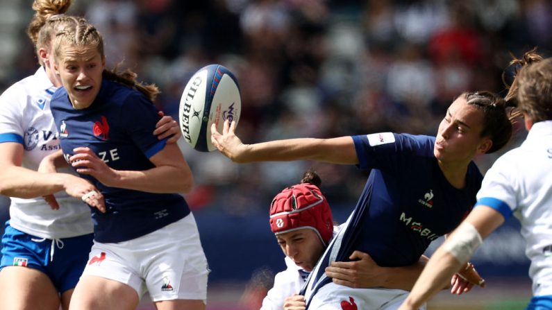 En "finale" du Tournoi des six nations samedi à Bordeaux contre l'Angleterre, "il va falloir encore élever les curseurs, leur donner le tournis", a lancé mardi la troisième ligne du XV de France féminin, Emeline Gros. (Photo by FRANCK FIFE/AFP via Getty Images)