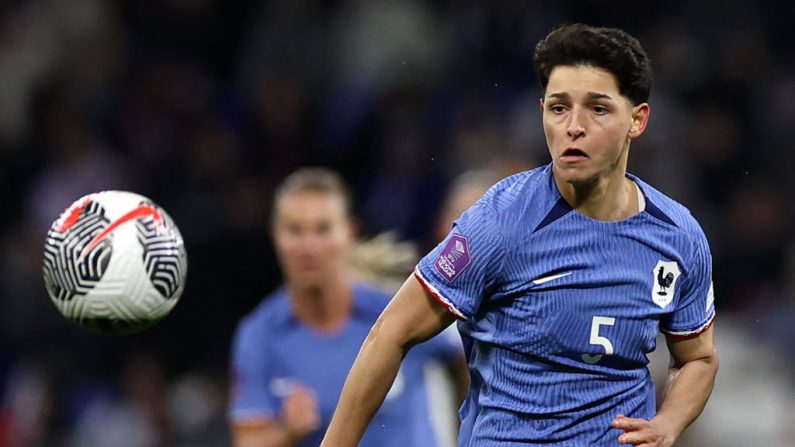 Elisa De Almeida est forfait pour les deux matches contre l'Irlande et la Suède dans le cadre des qualifications de l'Euro 2025, et ne sera pas remplacée, a indiqué mardi la FFF. (Photo : FRANCK FIFE/AFP via Getty Images)