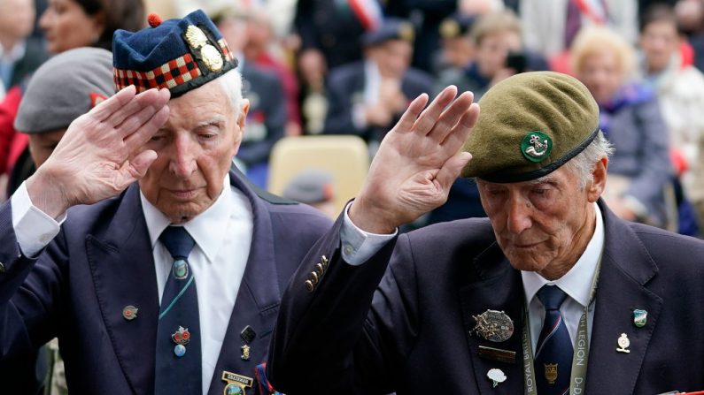 Les vétérans Bob Laverty, âgé de 94 ans, et Ron Minton (à dr.), 94 ans, le 7 juin 2019 à Caen, saluent lors d'une cérémonie du souvenir dans la ville normande de Thury-Harcourt, où ils ont tous deux participé à l'offensive sanglante pour la capturer. (Photo Christopher Furlong/Getty Images)