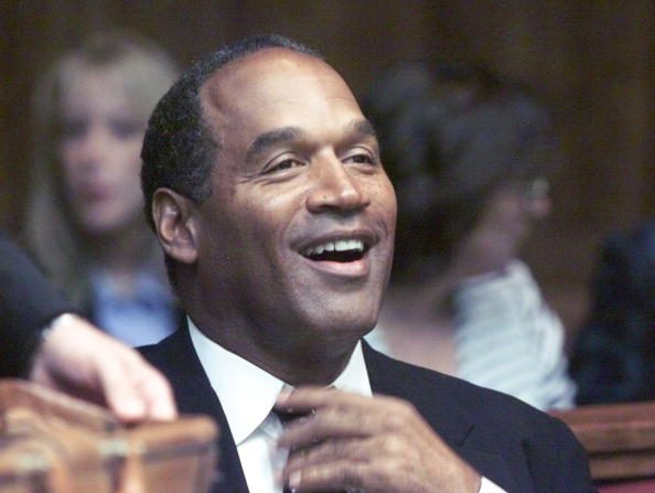 O.J. Simpson assiste à la première journée de sélection du jury, le 9 octobre 2001, dans une salle d'audience du comté de Dade, à Miami, en Floride. (Pool Photo/Getty Images)