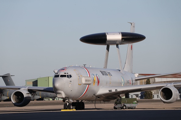 Un avion AWACS de l'armée de l'air française sur la base aérienne 123 d'Orléans-Bricy.    (LUDOVIC MARIN/AFP via Getty Images)