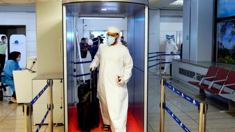 Un passager à l'arrivée d'un vol Emirates à l'aéroport international Imam Khomeini de Téhéran, capitale de l'Iran, le 17 juillet 2020. (Photo STR/AFP via Getty Images)