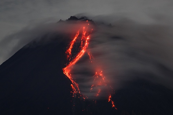 La lave incandescente sur les pentes du Mont Merapi à Srumbung, Java central, le 1er février 2024. (Photo DEVI RAHMAN/AFP via Getty Images)