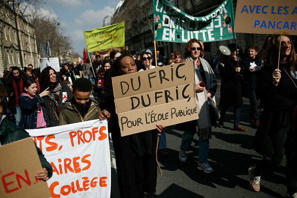 Une manifestation menée par l'intersyndicale départementale de Seine-Saint-Denis (93) FSU, CGT, SUD, CNT, et FO pour dénoncer la politique éducative actuelle du gouvernement et réclamer des moyens supplémentaires pour les écoles publiques, à Paris, le 7 mars 2024. (Photo GUILLAUME BAPTISTE/AFP via Getty Images)