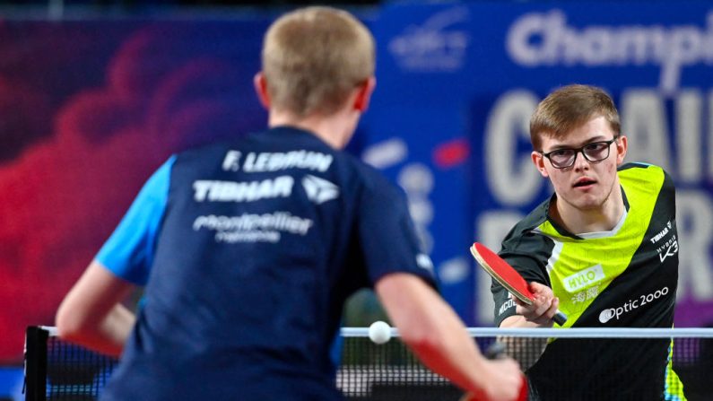 Alexis Lebrun (d.) contre son frère Félix (g.) lors de la finale du Championnat de France 2024, au stade FDI de Montpellier, le 24 mars 2024. (Crédit photo SYLVAIN THOMAS/AFP via Getty Images)