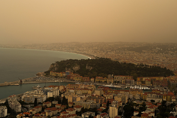 La ville de Nice touché par le nuage de sable du Sahara, le 27 mars 2024.   (VALERY HACHE/AFP via Getty Images)