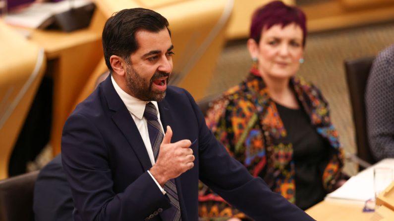 Le Premier ministre écossais Humza Yousaf s'exprime au Parlement écossais le 28 mars 2024 à Édimbourg, Écosse. (Jeff J Mitchell/Getty Images)