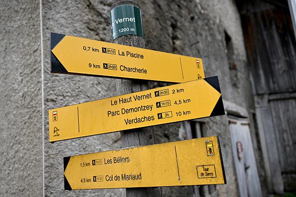 Panneaux de signalisation dans le village alpin du Vernet, le 31 mars 2024, après que les enquêteurs français ont trouvé près du village les ossements correspondant au corps du petit Émile, disparu depuis le 8 juillet 2023. (NICOLAS TUCAT/AFP via Getty Images)