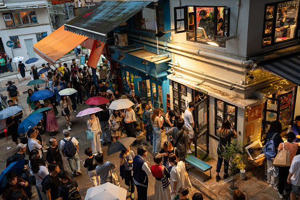 La librairie indépendante Mount Zero, forcée de fermée. Les amoureux des livres et de la librairie sont venus une dernière fois pour son dernier jour d’activité, à Hong Kong le 31 mars 2024. (Photo JUSTIN CHAN/AFP via Getty Images)