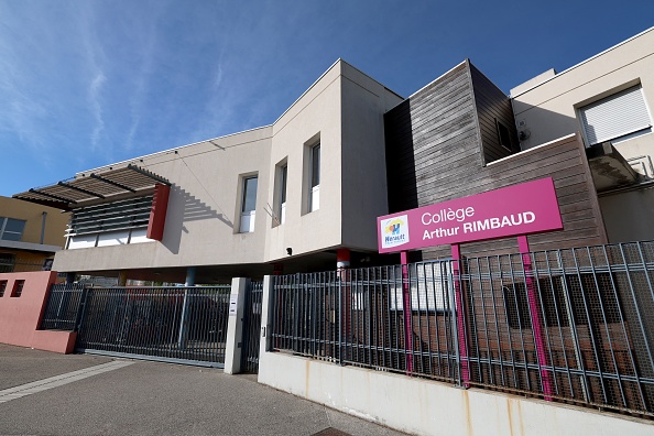 L'entrée du collège Arthur-Rimbaud, au lendemain de l'agression d'une jeune fille de 14 ans devant l'établissement. (Photo PASCAL GUYOT/AFP via Getty Images)