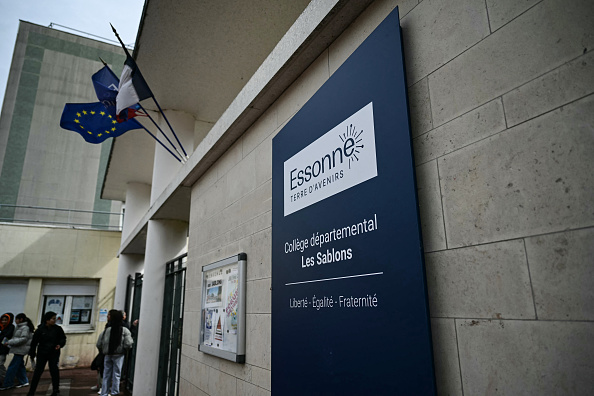 Shamseddine, 15 ans, est décédé après avoir été violemment agressé à la sortie du collège Les Sablons. Photo du 5 avril 2024 à Viry-Châtillon. (Photo MIGUEL MEDINA/AFP via Getty Images)