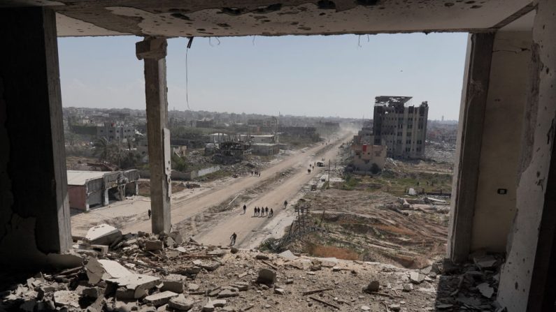 Un bâtiment ravagé de l'hôpital Al-Salam (à dr.) à Khan Yunis, le 7 avril 2024. (Photo by AFP via Getty Images)