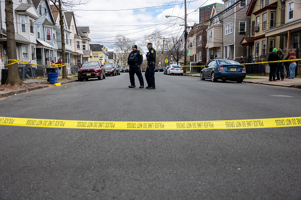 Des résidents et des policiers se rassemblent devant des maisons qui ont été structurellement endommagées et ont dû être évacuées après que la ville de New York et certaines parties du New Jersey ont subi un tremblement de terre de magnitude 4,8 le 05 avril 2024. (Photo Spencer Platt/Getty Images)