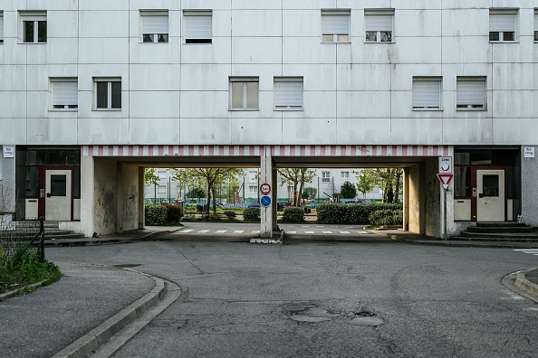 Un bâtiment du quartier de "La Monnaie" où un garçon de 15 ans a été poignardé à mort le 9 avril 2024. (Photo JEFF PACHOUD/AFP via Getty Images)