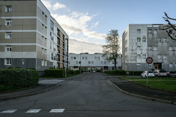 Le quartier « La Monnaie » à Romans-sur-Isère le 10 avril 2024, où un adolescent de 15 ans a été poignardé à mort le 9 avril 2024. (Photo JEFF PACHOUD/AFP via Getty Images)