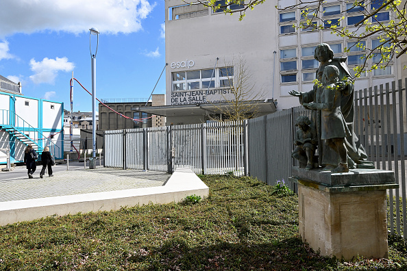 Le lycée Saint Jean-Baptiste de la Salle à Reims le 10 avril 2024, où un lycéen a été retrouvé mort dans les toilettes de l'établissement le 9 avril 2024. (Photo FRANCOIS NASCIMBENI/AFP via Getty Images)