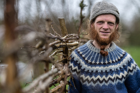 L'agriculteur britannique Samuel Lewis pose à Duault, le 2 avril 2024. (FRED TANNEAU/AFP via Getty Images)