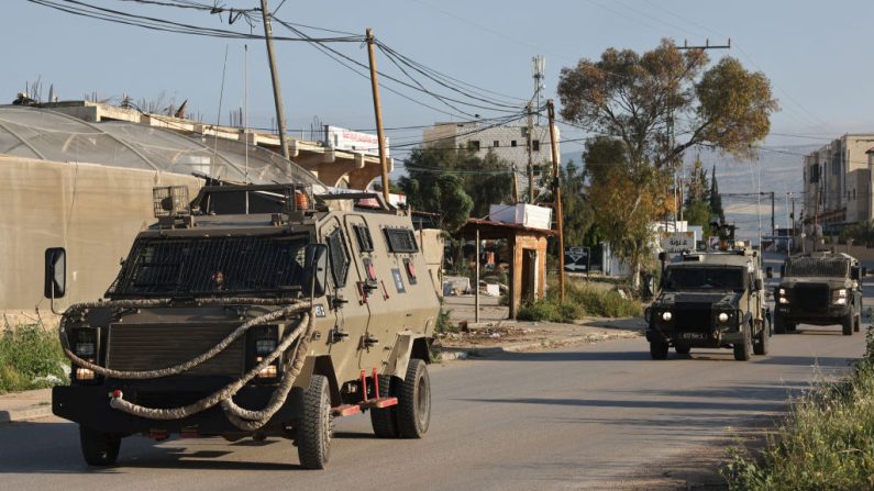 Les forces israéliennes font une descente dans le camp de réfugiés palestiniens d'al-Faraa, en Cisjordanie occupée, le 12 avril 2024. (Photo ZAIN JAAFAR/AFP via Getty Images)