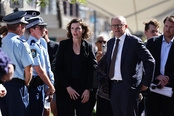 Le Premier ministre australien Anthony Albanese (à droite) se tient aux côtés de la députée fédérale Allegra Spender (à gauche), devant le centre commercial Westfield Bondi Junction à Sydney le 14 avril 2024. (DAVID GRAY/AFP via Getty Images)