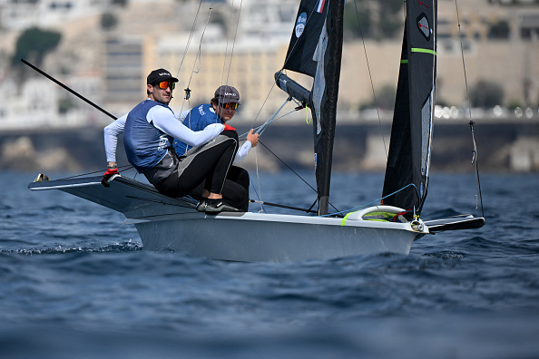 Les membres de l'équipe olympique française de voile dans la catégorie hommes 49er Erwan Fischer (à dr.) et Clément Pequin naviguent à Marseille, le 15 avril 2024. (Photo NICOLAS TUCAT/AFP via Getty Images)