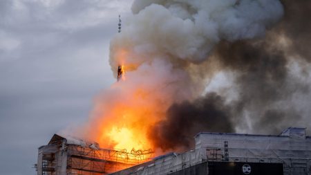 « C’est notre Notre-Dame »: incendie spectaculaire à la vieille Bourse de Copenhague