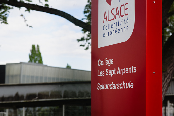 Le collège "Les sept arpents", où une élève a été victime d'un malaise cardiaque à la suite de l'attaque au couteau, à Souffelweyersheim, le 18 avril 2024.   (MATHILDE CYBULSKI/Hans Lucas/AFP via Getty Images)