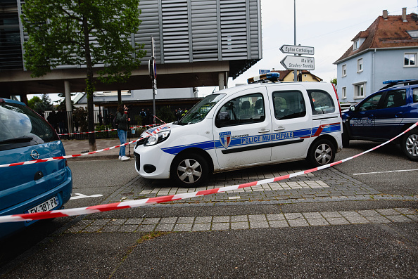 Des policiers et des membres de la protection civile devant l'école Dannenberger, où un élève a été blessé lors d'une attaque au couteau à Souffelweyersheim. (Photo MATHILDE CYBULSKI/Hans Lucas/AFP via Getty Images)