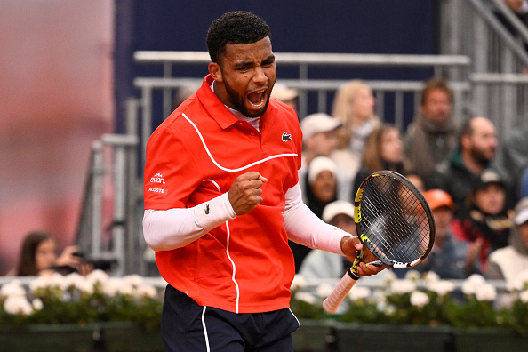 Le Français Arthur Fils célèbre sa victoire sur l'Australien Alex De Minaur lors du tournoi de tennis ATP Barcelona Open à Barcelone, le 18 avril 2024. (Photo JOSEP LAGO/AFP via Getty Images)