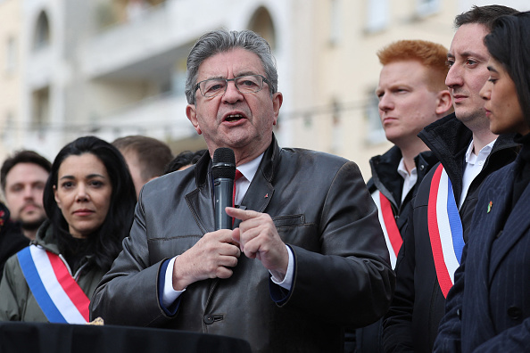 Le leader de La France Insoumise (LFI) Jean-Luc Melenchon (au c.) à Lille, le 18 avril 2024, après que leur conférence controversée sur la Palestine a de nouveau été interdite. (Photo FRANCOIS LO PRESTI/AFP via Getty Images)