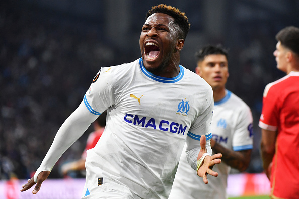 L'attaquant camerounais de Marseille Faris Moumbagna vient de marquer le premier but de son équipe à la 79e en quart de finale retour de l'UEFA Europa League contre le SL Benfica au Stade Vélodrome de Marseille, le 18 avril 2024. (Photo SYLVAIN THOMAS/AFP via Getty Images)