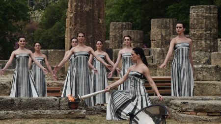 JO 2024 : la flamme olympique a été allumée sur le site antique d’Olympie, en Grèce