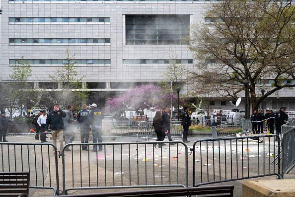  La police et les services d'urgence se rassemblent dans un parc à l'extérieur du tribunal pénal de Manhattan. (Photo Spencer Platt/Getty Images)