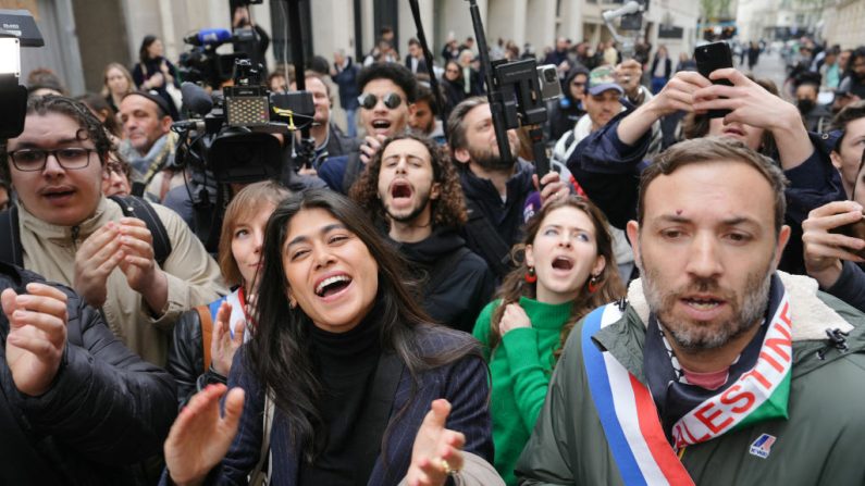 Rima Hassan, présidente de l'Observatoire des camps de réfugiés, et Thomas Portes (à dr.) du parti « La France Insoumise » (LFI), devant l'Institut d'Études Politiques (Sciences Po Paris) alors que des étudiants occupent un bâtiment en soutien aux Palestiniens, à Paris, le 26 avril 2024. (Photo DIMITAR DILKOFF/AFP via Getty Images)