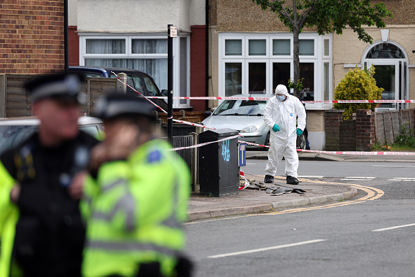 Des policiers examinent la scène de crime à Hainault, à l'est de Londres, le 30 avril 2024. (Photo ADRIAN DENNIS/AFP via Getty Images)