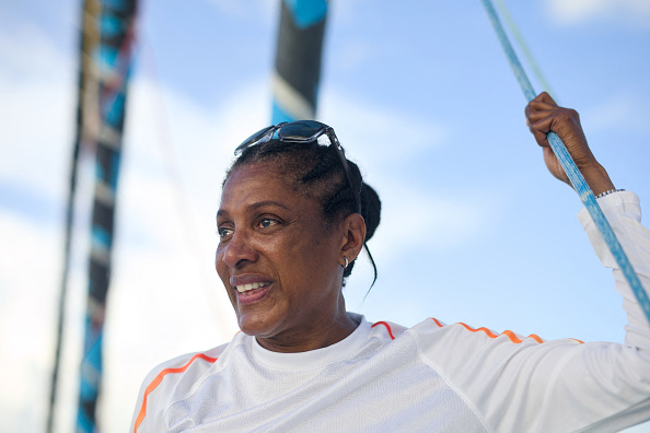 L'ancienne championne d'athlétisme Marie-Jose Perec regarde la Banque Populaire XI à son arrivée à Pointe-a-Pitre. (CEDRICK ISHAM CALVADOS/AFP via Getty Images)