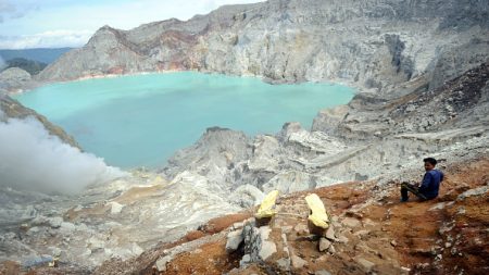 Indonésie: une touriste chinoise fait une chute mortelle dans un volcan en activité, alors qu’elle posait pour une photo