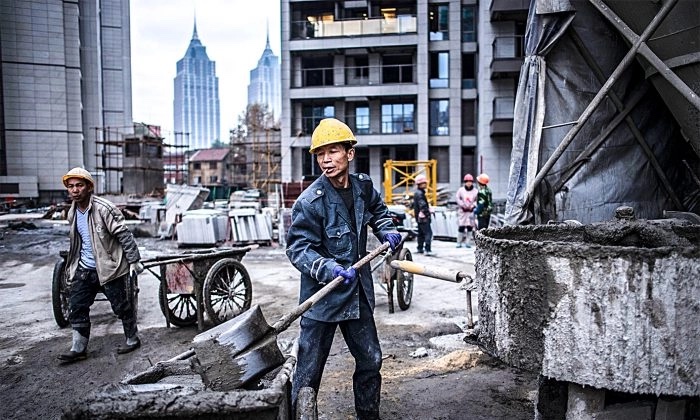 Ouvriers construisant un gratte-ciel résidentiel à Shanghai, le 29 novembre 2016. (Johannes Eisele/AFP/Getty Images)