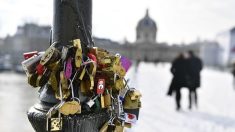 Paris: la nuit sur le pont des Arts, des riverains s’activent pour retirer les cadenas des touristes