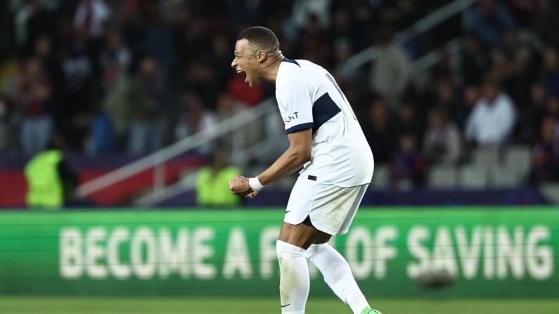 Luis Enrique a affirmé mardi que Kylian Mbappé, auteur d'un doublé contre le FC Barcelone (4-1), est un "leader indiscutable" du PSG, tout comme Ousmane Dembélé. (Photo : FRANCK FIFE/AFP via Getty Images)