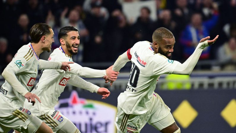 Lyon s'est qualifié mardi pour la finale de la coupe de France 3-0 aux dépens de Valenciennes, dernier de Ligue 2, avec un doublé d'Alexandre Lacazette. (Photo : OLIVIER CHASSIGNOLE/AFP via Getty Images)