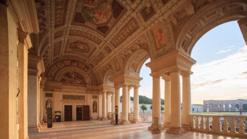 La Loggia de David rend hommage au héros biblique et représente des scènes de ses multiples exploits. Une image de lui tuant Goliath apparaît sur le mur du fond, au-dessus des portes. La loggia, semblable à une grande salle, était destinée aux réceptions et aux invités de marque, tels que l'empereur romain Charles Quint et le roi de France Henri III. (J.H.Smith)