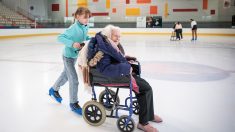 Des résidents d’un Ehpad partagent la glace avec de jeunes patineurs à Limoges