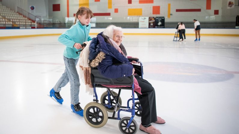 Une résidente de la maison de retraite de Cussac avec une jeune patineuse. (Ville de Limoges)