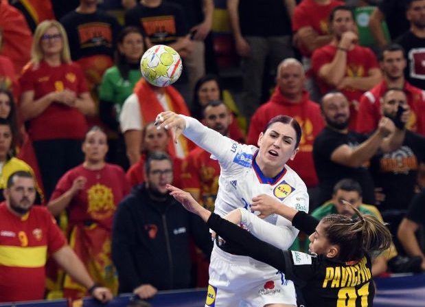 Alicia Toublanc, a déclaré forfait pour les trois matches que l'équipe de France de hand dispute à partir de mercredi et est remplacée par Pauline Coatanea. (Photo : ROBERT ATANASOVSKI/AFP via Getty Images)