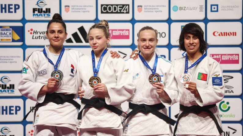 La médaillée d'argent française Blandine Pont, la médaillée d'or des athlètes neutres individuels Kristina Dudina, les médaillées de bronze israélienne Tamar Malca et portugaise Catarina Costa sur le podium des Championnats d'Europe seniors de judo à l'Arena Zagreb, à Zagreb, le 25 avril 2024. (Photo : DAMIR SENCAR/AFP via Getty Images)