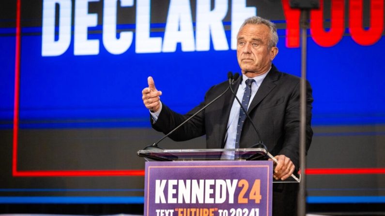 Robert F. Kennedy Jr. annonce le choix de sa colistière Nicole Shanahan à Oakland, en Californie, le 26 mars 2024. (John Fredricks/Epoch Times)