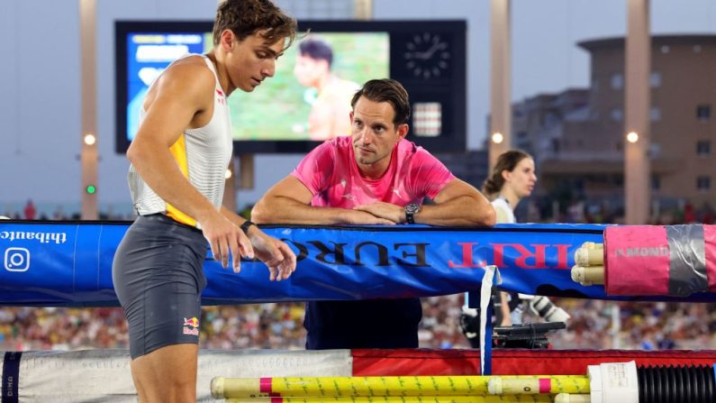 Les champions olympiques Armand "Mondo" Duplantis, et Renaud Lavillenie, présents mercredi en région parisienne, ont déclaré qu'ils "ne pensaient pas" assister à la cérémonie d'ouverture des Jeux olympiques de Paris.  (Photo : CLEMENT MAHOUDEAU/AFP via Getty Images)