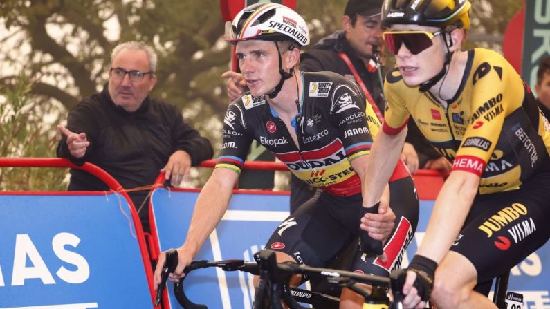 Jonas Vingegaard et Remco Evenepoel, deux des grandes stars du peloton, souffrent de multiples fractures mais ont échappé au pire, après avoir été pris dans une chute terrifiante jeudi au Tour du Pays basque. (Photo : PEP DALMAU/BELGA MAG/AFP via Getty Images)