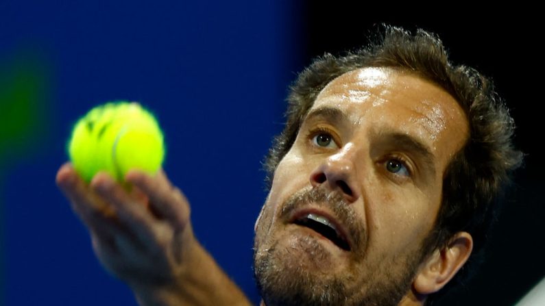 À 37 ans et sorti du top 100 en début de saison, Richard Gasquet s'est invité dans le club hyper select des joueurs qui ont atteint le cap symbolique des mille matches sur le circuit ATP, jeudi à Madrid. (Photo : KARIM JAAFAR/AFP via Getty Images)