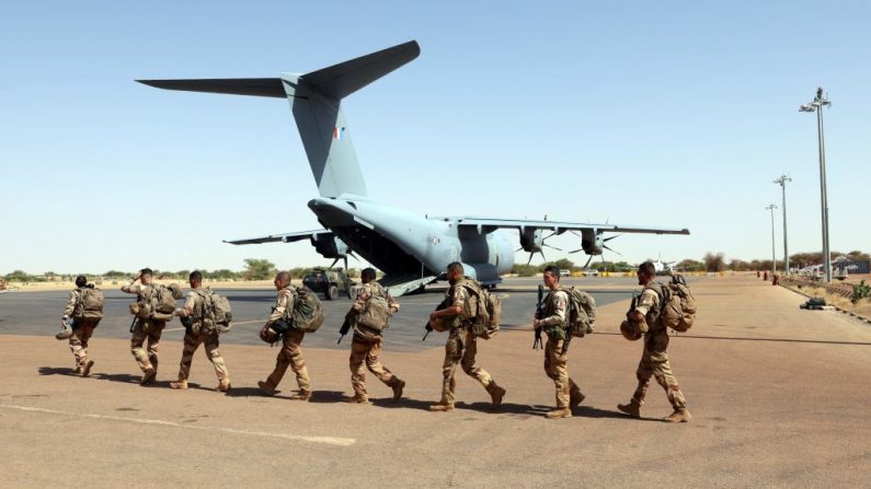 Cette photographie prise le 5 décembre 2021 montre un Airbus A-400 M Atlas de l'armée de l'air française prêt à embarquer des soldats sur la base de l'armée française de Tombouctou. (THOMAS COEX/AFP via Getty Images)